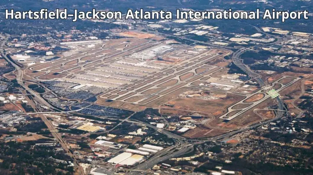 A imagem aérea mostra a grande extensão do maior aeroporto do mundo am Atlanta, Geórgia, Estados Unidos. Local ideal para plane spotting