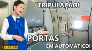 A imagem mostra uma comissária se preparando para colocar a porta principal do avião na posição automático antes da decolagem