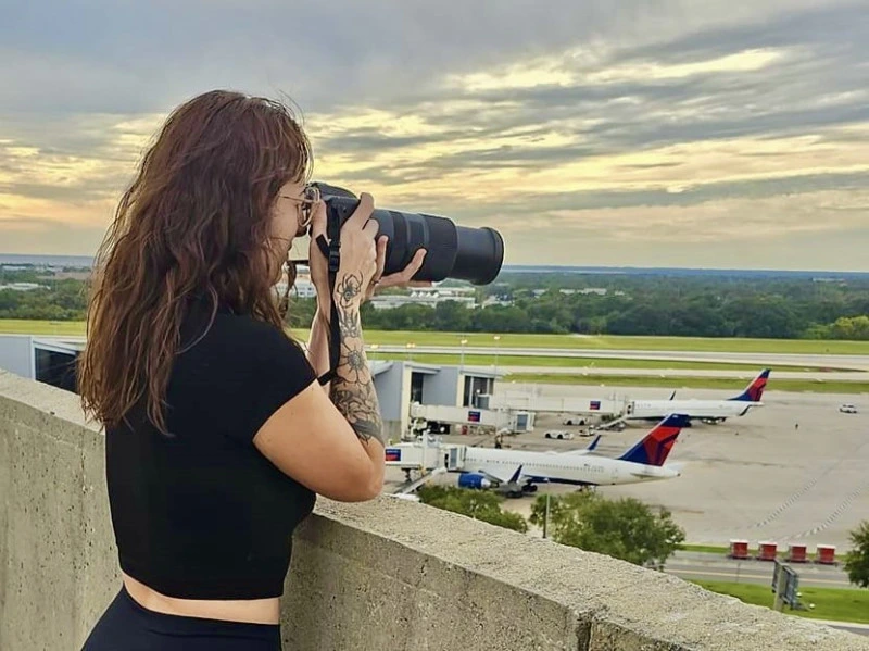 Spotter feminina fotografando aviões no aeroporto internacional de tampa, na flórida, estados unidos. Plane spotting