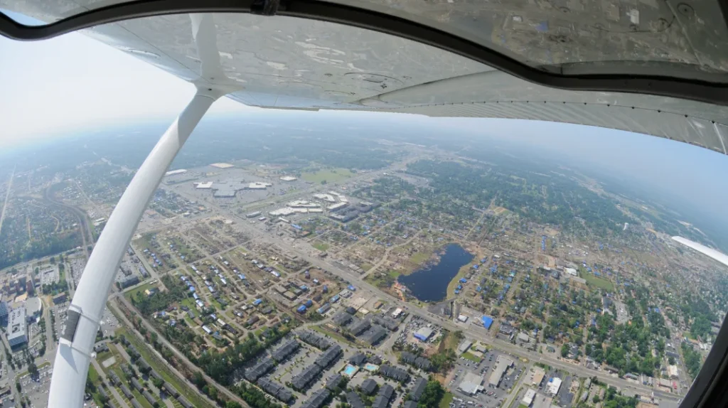 A imagem mostra um piloto iniciante na aeronave pequena fazendo levantamento com imagens, de terrenos e pesquisando grandes áreas